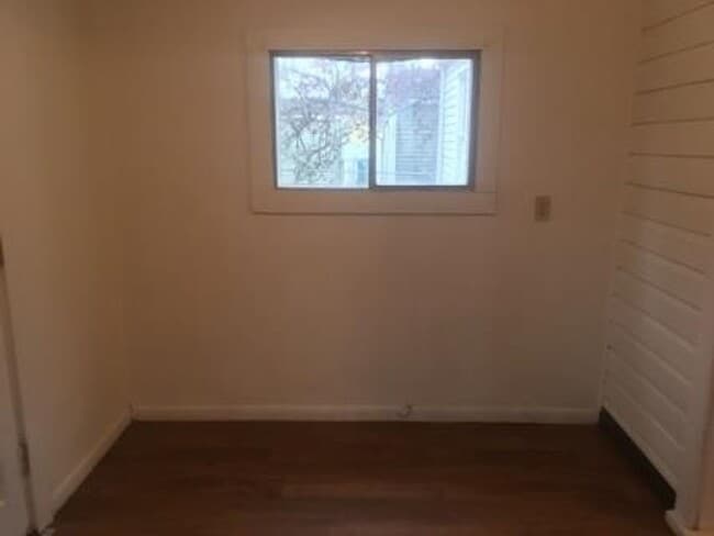 Building Photo - Cute 2 bedroom home for only $895 in conve...
