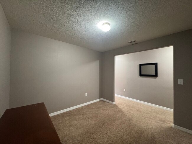 Building Photo - Summerfield Townhome