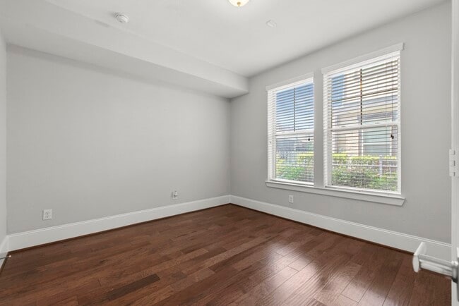 Building Photo - 702 N Shepherd Dr