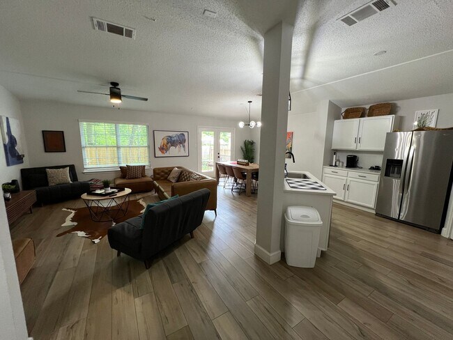 Building Photo - PRELEASING FOR MID JANUARY!  3 bedroom off...