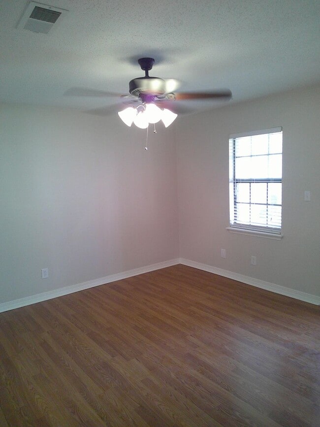 Building Photo - *****MOVE IN SPECIAL! 1/2 OFF 1ST MONTHS R...