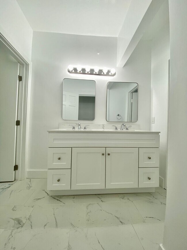 Building Photo - 2919 Van Buren Pl