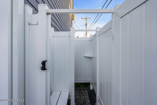 Building Photo - 102 4th Ave