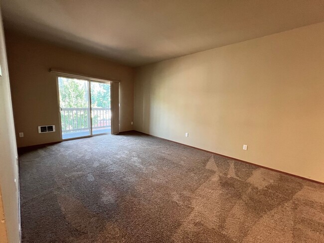 Building Photo - Spacious 2 Bed 2.5 Bath Townhome with Atta...