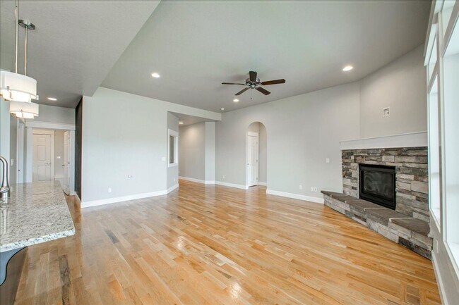 Building Photo - Beautiful Home in Desired Hazelwood Subdiv...