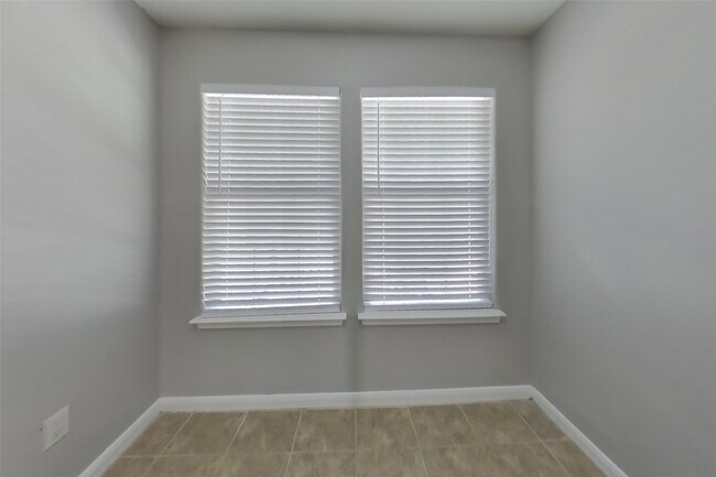 Building Photo - 10951 Royal Forest Dr