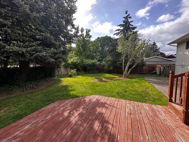 Building Photo - *COMING SOON* 3 Bedroom 2.5 bath Split level house