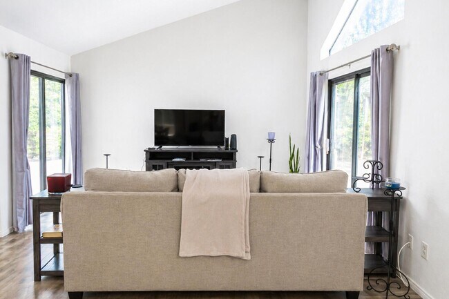 Building Photo - 77795 Sunnybrook Dr