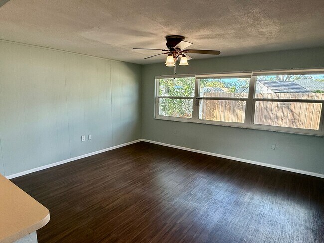 Building Photo - Beautiful Palm Harbor 2/2 Located on Peace...