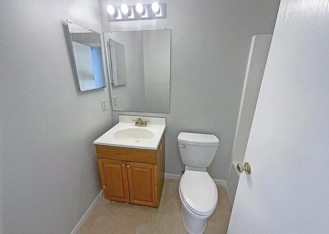 Building Photo - Beautiful 2 bed 2 bath with updated kitchen