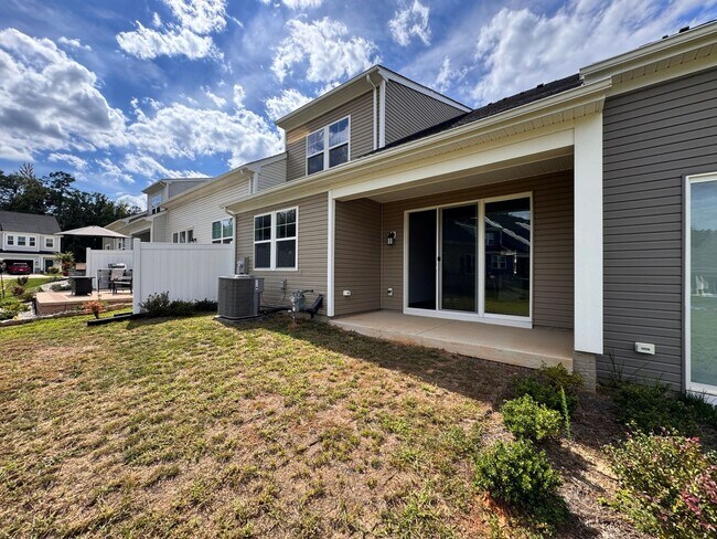 Building Photo - 3672 Isaac Cir