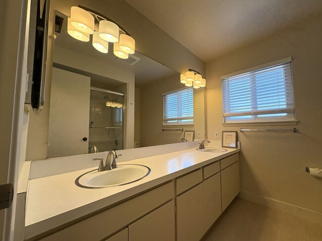 Building Photo - Charming Palo Alto Home with Beautiful Lan...