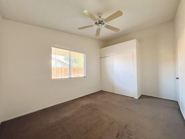 Building Photo - AVAILABLE NOW!!! 3 Bedroom 2 Bathroom Home in La Quinta