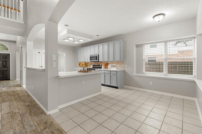 Building Photo - 6209 Fawnlake Dr
