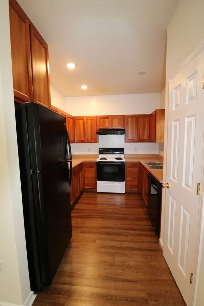 Building Photo - 305 S Clifton Ave