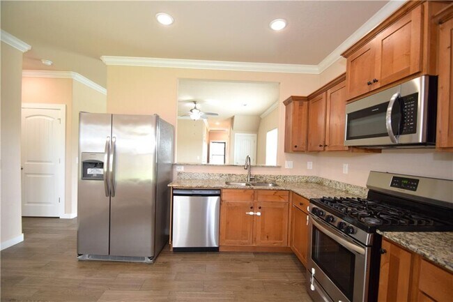 Building Photo - 463 Red Robin St