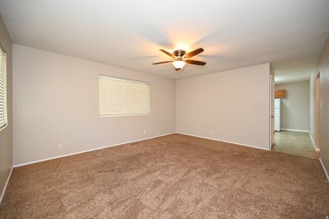 Building Photo - 916 Vics Rd