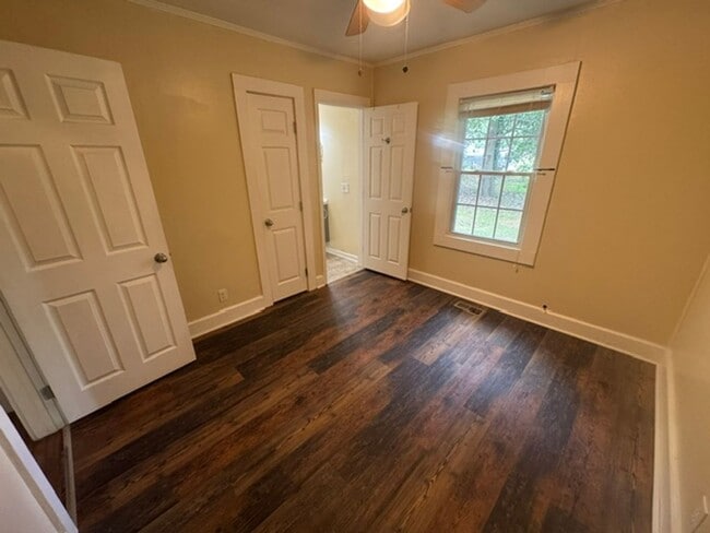 Building Photo - 102 W Meadow Way Dr