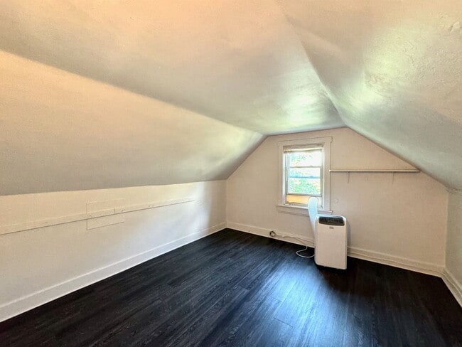 Building Photo - 5 bed/2 bath Mins. from UC Campus for Only...