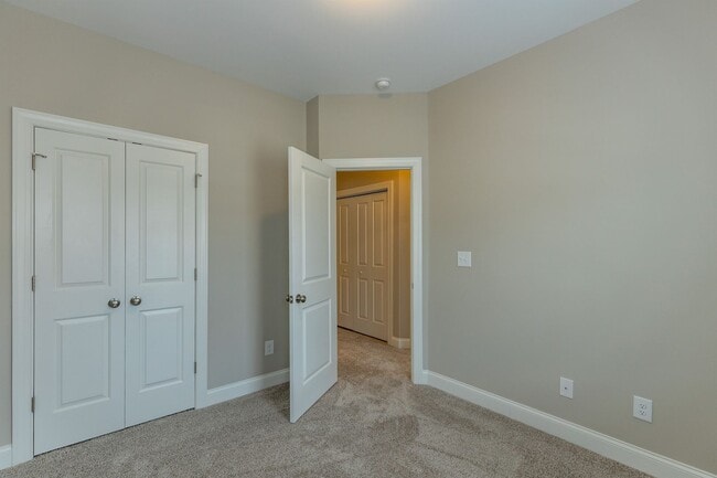 Building Photo - 3 bedroom/2.5 Bath End Unit Townhome in Ho...