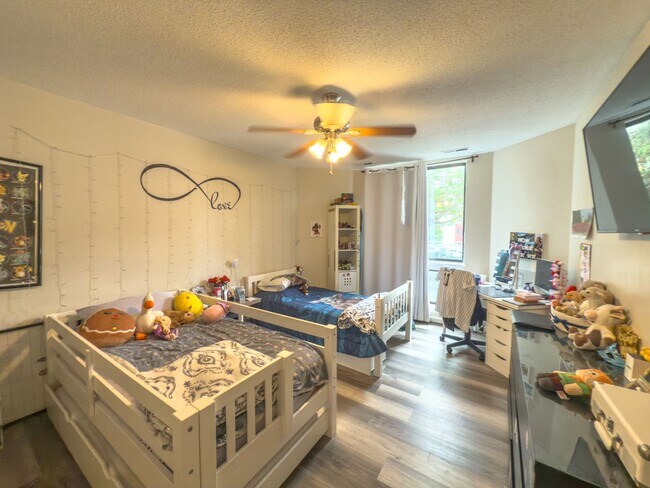 Building Photo - Comfortable, Modern & Full of Natural Ligh...