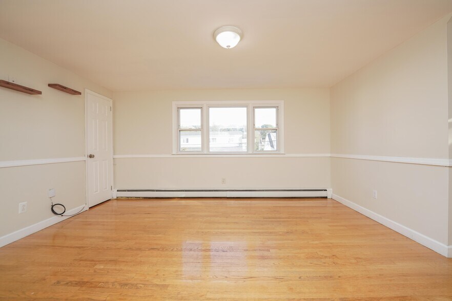 Building Photo - 142 Maple Ave