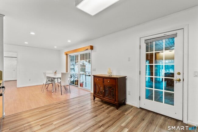 Building Photo - 125 Birchwood Dr