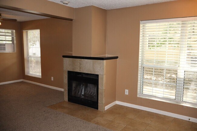 Building Photo - Charming Ground-Level Apartment in the Heart of Fort Collins