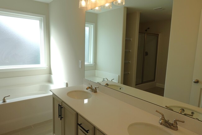 Building Photo - 107 River Trce Lp