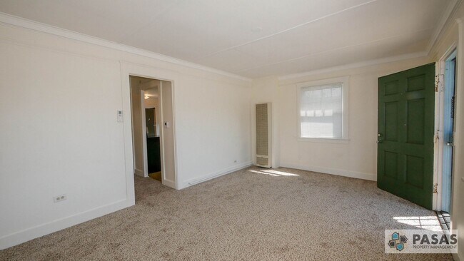 Building Photo - Historical 1 bedroom Cottage with yard!