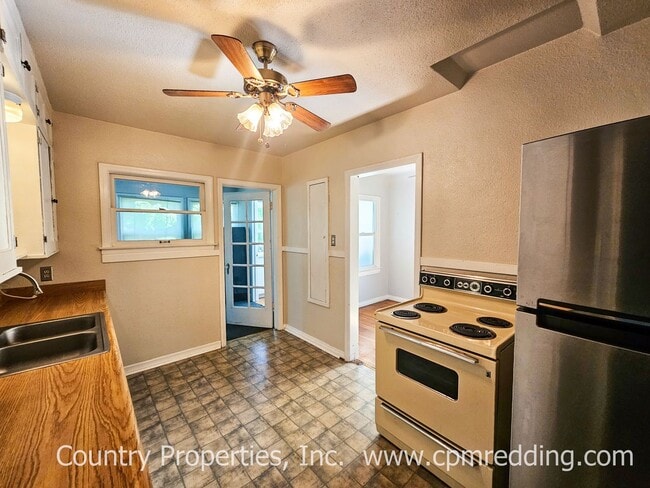 Building Photo - Downtown 3-Bedroom with Old World Charm and Modern Amenities!