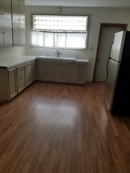 Building Photo - 300 Bowers St