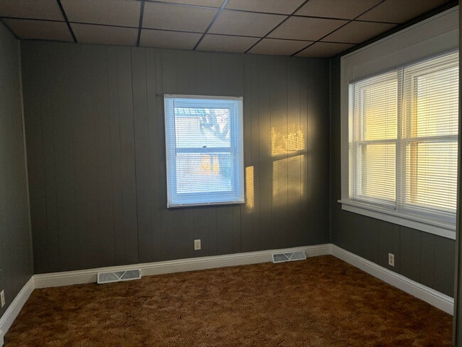 Building Photo - 305 E Meade Ct