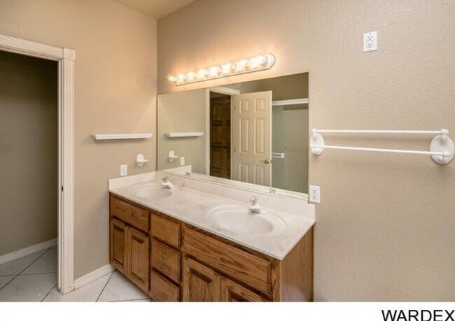 Building Photo - 4 Bedroom House Across from Golf Course!