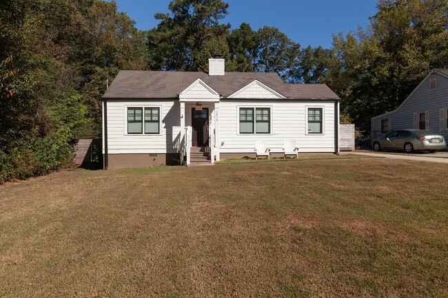 Building Photo - Updated 3/2 Bungalow w/ Large Backyard & M...