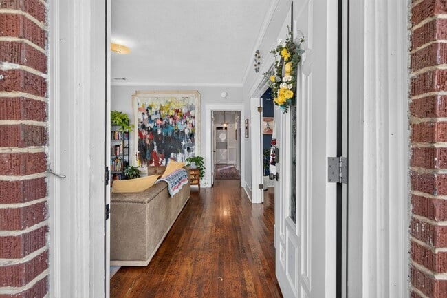 Building Photo - 305 E 54th St