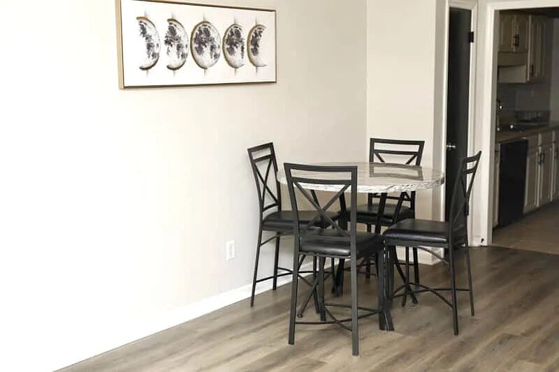 Building Photo - Room in Condo on Forest View Dr