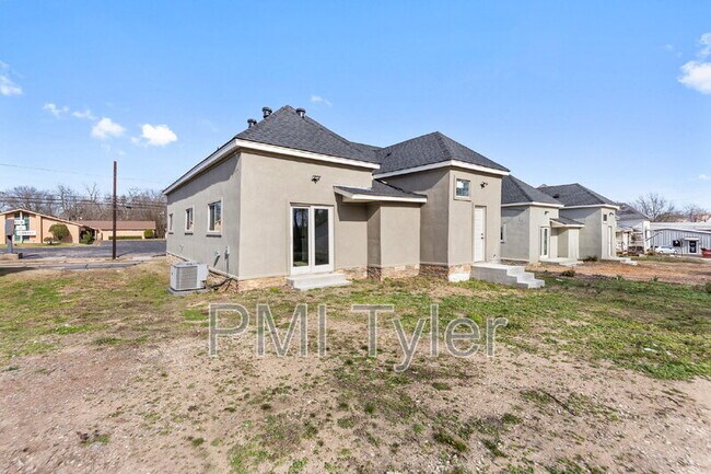 Building Photo - 1247 Bonham St