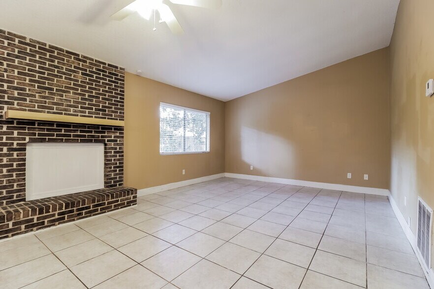 Building Photo - 647 Redwood Dr