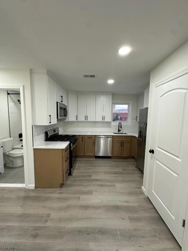 Building Photo - 112 Fairview Ave