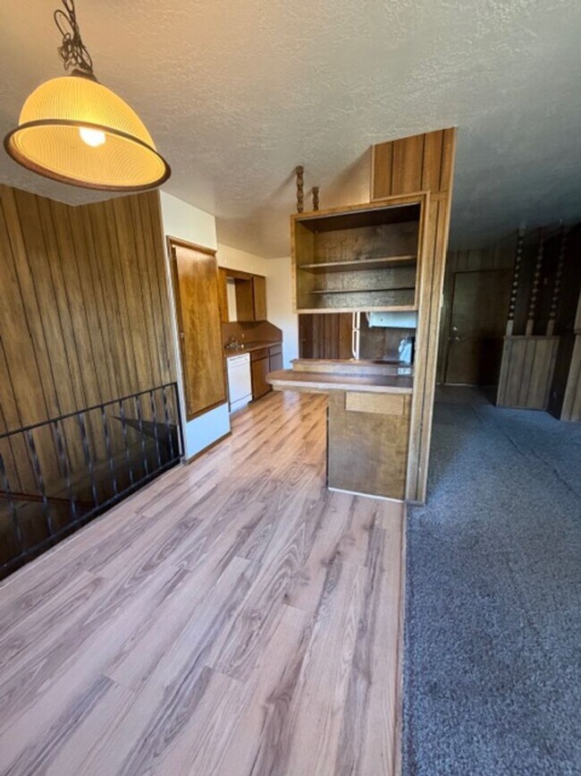 Building Photo - Clean and Comfortable 3 Bedroom, 2 Bathroom Townhouse