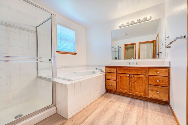 Building Photo - Lynnwood Two Story