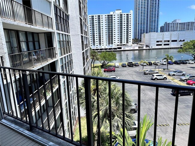 Building Photo - 800 Parkview Dr