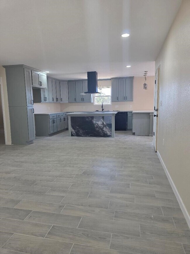 Building Photo - 952 Rd 5858