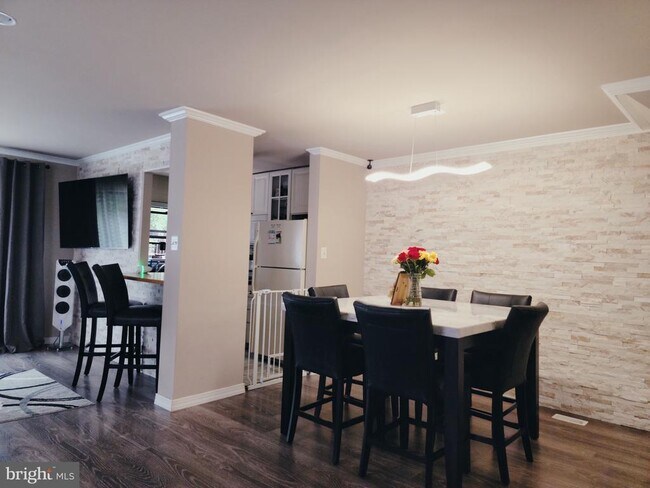 Building Photo - 9364 Neil Rd