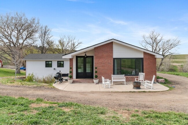 Primary Photo - Sedalia Oasis on 8+ Acres