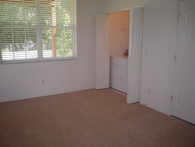 Building Photo - 3002 Pointeview Dr