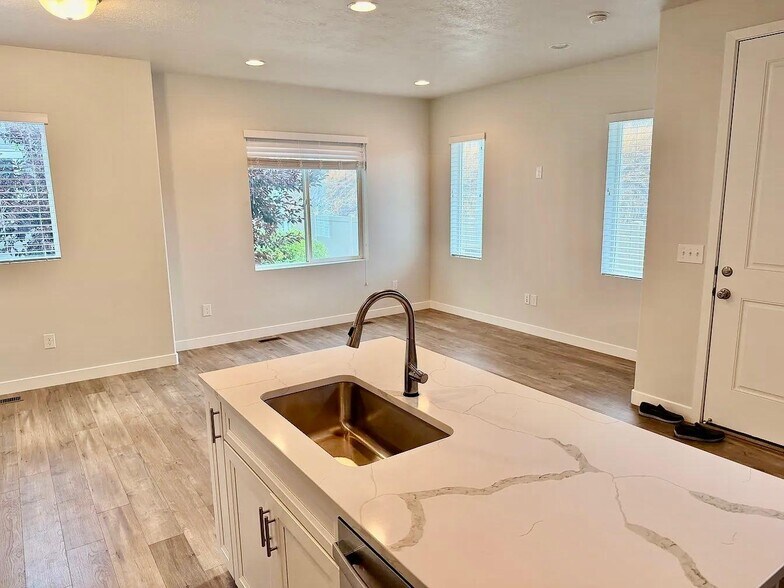 Building Photo - 15046 S Wild Horse Wy