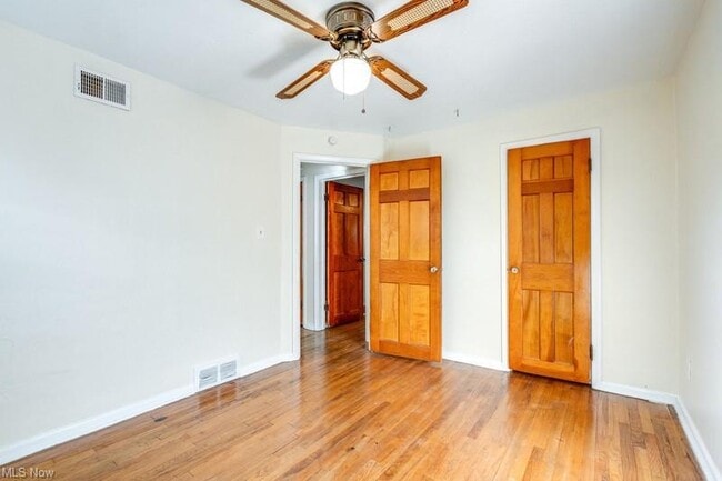 Building Photo - 275 E 200th St