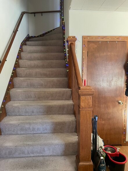 Stairs - 2102 E Beverly Rd